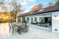 Luxury Ascot Villa Steps from Royal Ascot, 5 mins to Legoland Windsor Resort, 10 mins to Windsor Castle - Chambres d'hôtes Ascot
