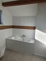dom piętrowy, 3 sypialnie, salon, aneks kuchenny, ogród z zestawem wypoczynkowym, prywatny podjazd na 2 samochody, Wi-Fi - B&B Mosty