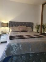 Luxury king size en-suite in a shared house - Bed and Breakfast West Drayton