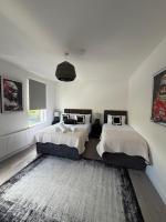 Modern 4 Bedroom Home ,Sleeps 9, prime location only 5 minutes walk to Tottenham Stadium - Ferienwohnung London