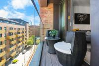 Modern Apartment with Private Balcony and Terrace , 10 Mins to O2 Arena - B&B London