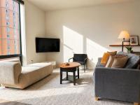 East Side Luxury 1BR Apt - Near Brady St with Balcony and Lounge - Sleeps 4 - B&B Milwaukee