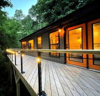 The Little Lake House-Modern Sunrise Treehouse with Lake Views - Bed and Breakfast Smithville