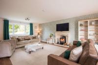 Luxury 5-Bed Country House with Hot Tub, Views & Games Room, Sleeps 12 - Kent Downs - Chambres d'hôtes Maidstone