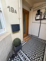 Seaside Serenity Stylish Flat Steps from beach - Bed and Breakfast Brighton