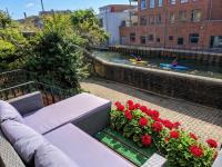 Canal View House - 2BR with Garden & Parking - B&B Londra