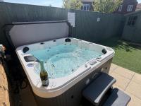 DAIRY COTTAGE WHITBY- HOT TUB - 4 Beds - B&B Whitby