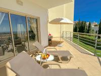 BnB Homes Ocean view Apartment with huge sunny Terrace, 2 Swimming pools & Tennis court - Chambres d'hôtes Albufeira