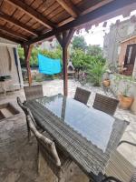 Large house, Rogelovci, Croatia - B&B Punat