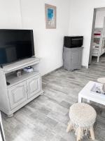 BEAU STUDIO NEUF BORD DE MER Port la Coudouliere - B&B Six-Fours-les-Plages