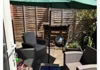 Spacious 4-Bedroom Detached House with Garden & Parking near Underground - Ferienwohnung Sutton Howgrave