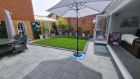 Dungarvon House Bed & Breakfast, Garden Hot Tub & Summerhouse, EV Point - Chambres d'hôtes Weston-super-Mare