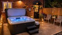 The Shakespeare Lodge - Sleeps up to 12 - 2 HOT TUBS - B&B Stratford-upon-Avon
