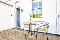 Central Canterbury Gem New Refreshed Decor Sunny Deck Outdoor Furniture FREE Parking 2BR 2BA TOP Location - Chambres d'hôtes Canterbury
