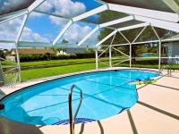 Luxury Pool Home with Private Screened Patio Family Friendly in Wellington - Chambres d'hôtes Wellington