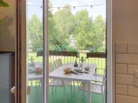 viel Platz, 2 große Schlafzimmer, Küche mit Essplatz, Balkon, nahe Centro & Arena - B&B Oberhausen