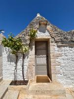 Trullo Soave Suite - outdoor jacuzzi - B&B Alberobello