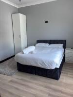 Luxury Contractor and Family stay 3 Double rooms 3 EnSuites B65 Close to City Centre - Chambres d'hôtes Rowley Regis