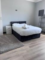 Luxury Contractor and Family stay 3 Double rooms 3 EnSuites B65 Close to City Centre - Chambres d'hôtes Rowley Regis