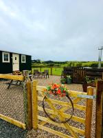 Coorie and Keek Shepherd's Hut - B&B Prestrie
