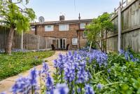 Stylish 3-Bed Home - 5 min walk to ExCeL - Free Parking - Near O2 & Canary Wharf - B&B London