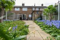 Stylish 3-Bed Home - 5 min walk to ExCeL - Free Parking - Near O2 & Canary Wharf - B&B London