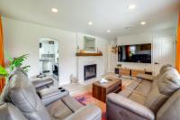 Pet Friendly w/ Yard! Modern La Porte Home By Dtwn - Ferienwohnung La Porte
