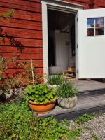 Rustik flygel med loft nära skog & badsjö - Nora - Bed and Breakfast Gyttorp