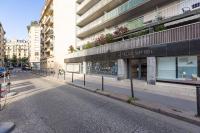 Spacious 2-Bedroom Apartment with Balcony in Paris - B&B Parigi