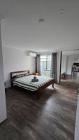 Spacious Hilbert Home with large bedrooms modern kitchen reverse cycle air conditioning in every room - B&B Westfield
