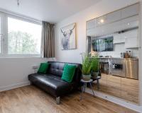 Stylish 1BR with Flat 65in TV in Andover Town Centre - Chambres d'hôtes Andover
