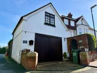 The Loft Retreat - Coastal Escape in the Heart of Meads - Chambres d'hôtes Old Town