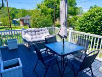 Cozy 3 Bedroom Home a short walk to Main Street Shadow Lake Dance Night Club - Chambres d'hôtes Noel