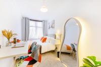 En-suite studio room with kitchenette and separate private TV room in London - B&B Welling