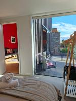 Modern Wanaka Escape with Mezzanine Loft - B&B Wanaka