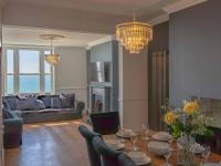 Luxury Seafront Villa for 12 with Ocean Views - Bed and Breakfast Sandgate