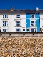 Luxury Seafront Villa for 12 with Ocean Views - Bed and Breakfast Sandgate