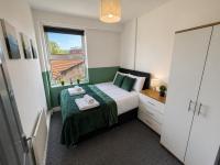 Large 6 Bed House with Free Parking and UltraFast Wi-Fi - Bed and Breakfast Sheffield