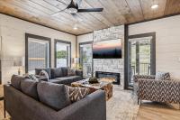 5BR Smoky Mtn Cabin Pool, Rooftop Lounge, Theater & Waterpark - B&B Pigeon Forge