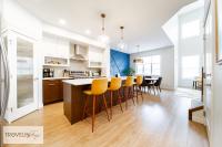 Group Oasis near West Edmonton Mall with Hot Tub, 3 Lounges & Fire Table - Bed and Breakfast Edmonton