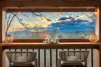 Romantic Mtn Spa Retreat | VIEWS • Hot Tub • Sauna - B&B Gatlinburg