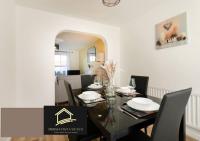 Luxury 4BR Lincoln House - Contractor & Corporate Stay - Free Parking - Free Wi-fi - Bed and Breakfast Lincoln