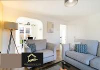 Luxury 4BR Lincoln House - Contractor & Corporate Stay - Free Parking - Free Wi-fi - Bed and Breakfast Lincoln