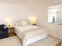 Modern Studio with Private Patio near Cascais and Sintra - B&B Alcabideche