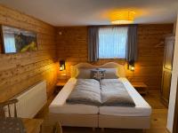 Doppelzimmer mit Zustellbett und Balkon