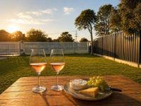 Family & Couples Beachside Escape - 100m to Beach, Walk to Cafés - B&B Cowes