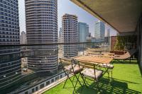 Canary Wharf Skyline Stay 2BR w Massive Balcony - B&B London