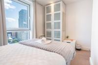 Canary Wharf Skyline Stay 2BR w Massive Balcony - Bed and Breakfast Londen