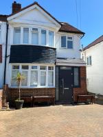 4 bed house close to Allianz Stadium, LHR and London 20mins away - Chambres d'hôtes Hounslow