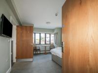 Marine Court Ground-floor Double Bedroom with Wet Room - B&B Littlehampton